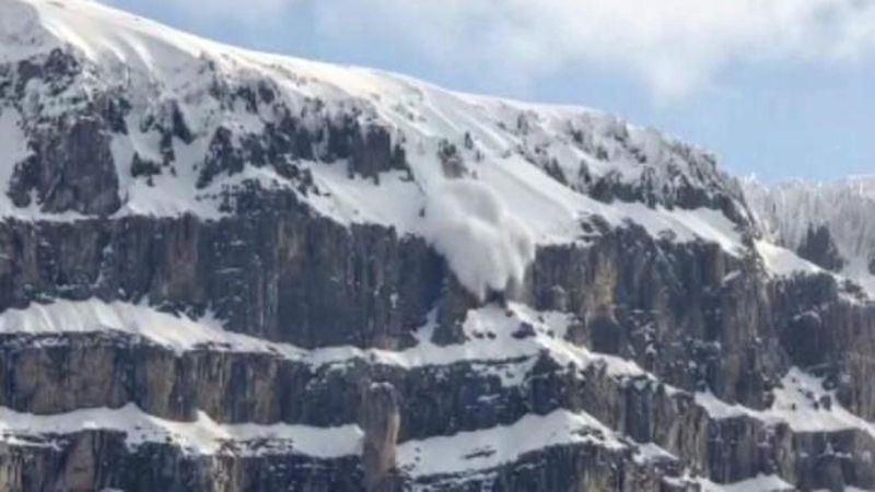 Şırnak'ta Kar Kütleleri Dağlardan Koparak Şelale Oluşturdu
