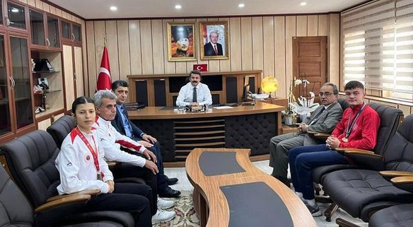 Besnili Sporcular Kaymakam Ahmet Oğuz Aslan'ı Ziyaret Etti