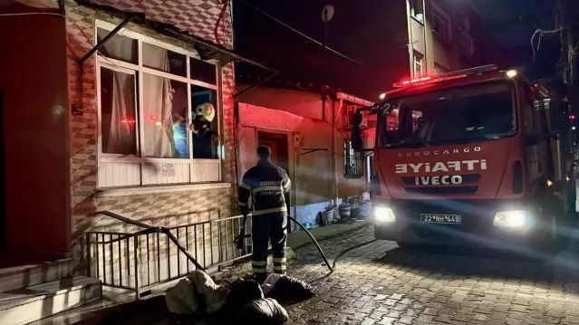 Edirne'de Çıkan Ev Yangını İtfaiye Tarafından Söndürüldü