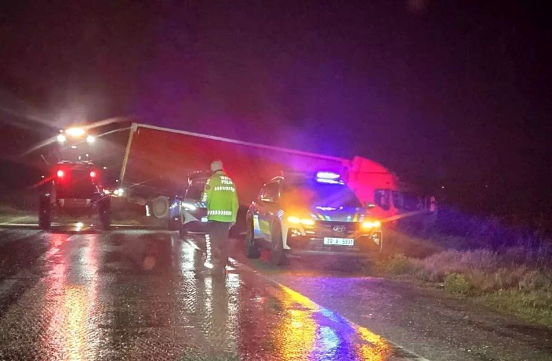 Denizli'de Yağış Nedeniyle Tır Şarampole Devrildi