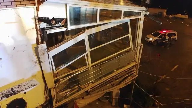 Silivri'de Hafif Ticari Araç Restoran Duvarına Çarparak Düştü: 2 Yaralı