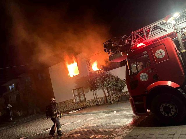 Gazipaşa'da Yanan Evde Dumandan Etkilenen İki Çocuk Hastaneye Sevk Edildi