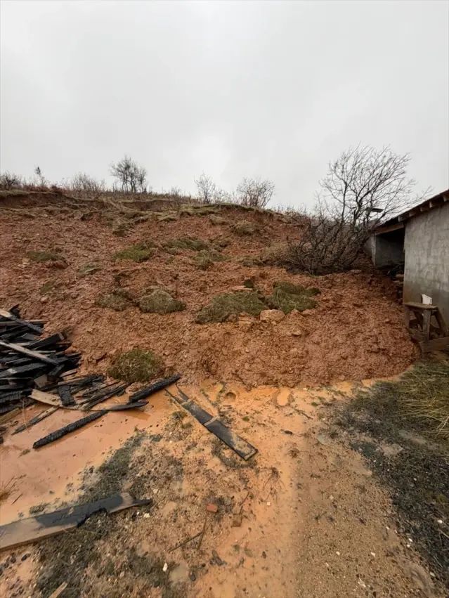 Bingöl Genç'te Yağış Sonrası Heyelan Evleri Tehdit Ediyor