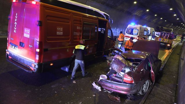 Bolu Dağı Tüneli'nde TIR'ın Çarptığı Otomobilde 5 Kişi Yaralandı