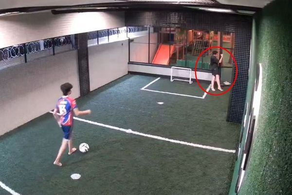 Elektrik Akımına Kapılan Genci Arkadaşı Son Anda Kurtardı