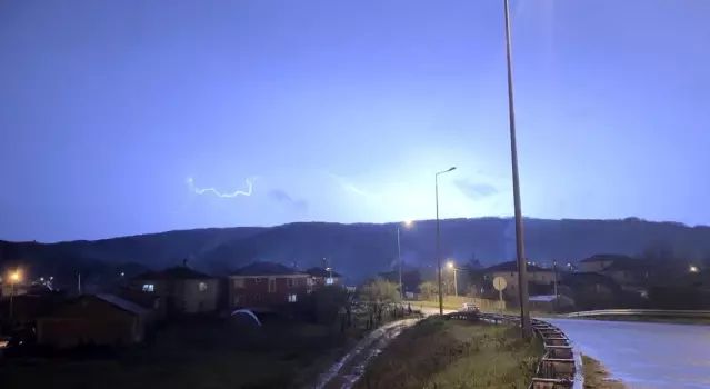 Düzce'de Şimşeklerin Ardından Büyüleyici Dolunay Görüntüsü