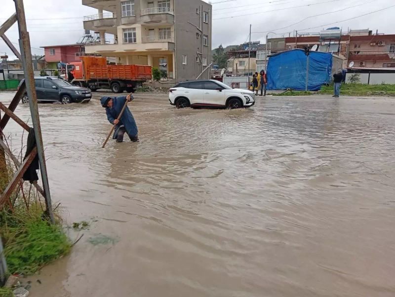 Hatay'da Şiddetli Sağanak Yağış Seçilere Neden Oldu