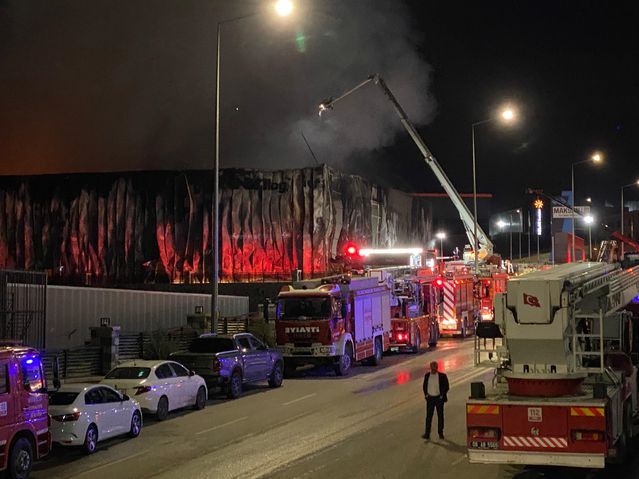 Sincan'da Medikal Fabrikasında Yangın: 35 Kişi Güvenle Tahliye Edildi