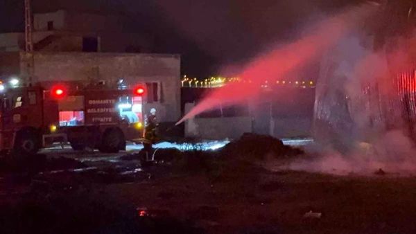 Osmaniye'de Fabrikada Yıldırım Düşmesi Sonrası Yangın Kontrol Altına Alındı