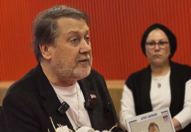 Ahmet Özhan, 'Ötekisiz Tek' Kitabını Kadıköy'de Tanıttı