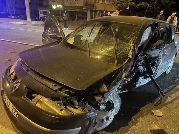 Samsun Atakum'da Köprü Korkuluğuna Çarpan Araçta İki Kişi Yaralandı