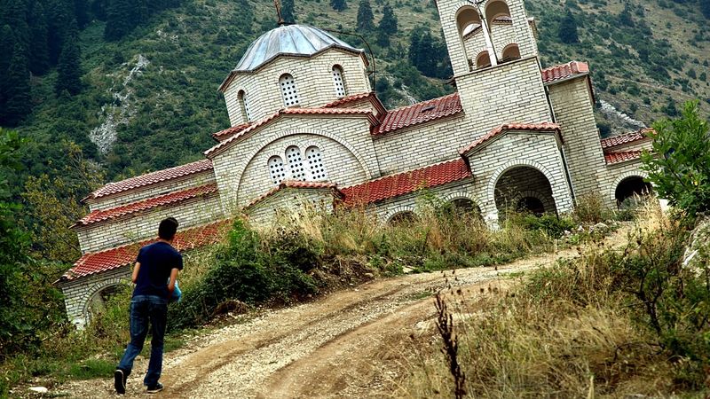 Yunanistan'daki Eğik Kilise, Pisa Kulesi'nden Daha Fazla Eğik