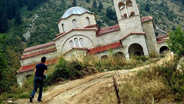 Yunanistan'daki Eğik Kilise, Pisa Kulesi'nden Daha Fazla Eğik