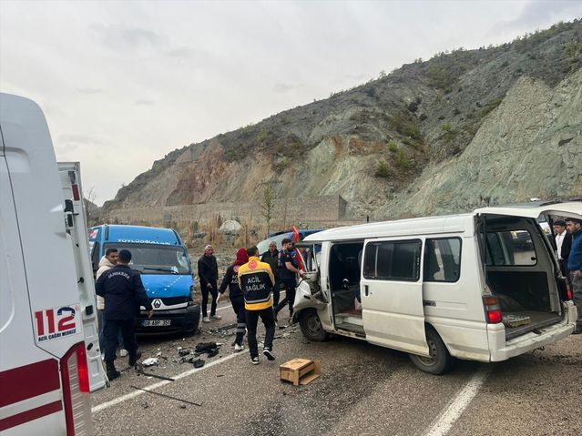 Ardanuç'ta Panelvan ve Kamyonet Çarpıştı: 3 Kişi Yaralandı