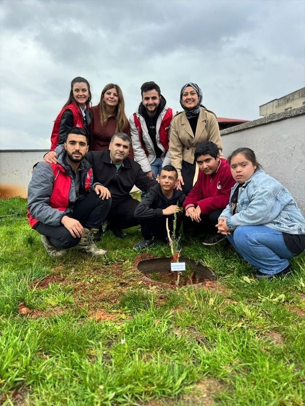 İslahiye'de Özel Eğitim Öğrencileri Fidan Dikimiyle Doğa Bilincini Geliştiriyor