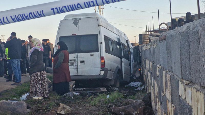 Diyarbakır'da Minibüs Duvara Çarptı: 10 İşçi Yaralandı
