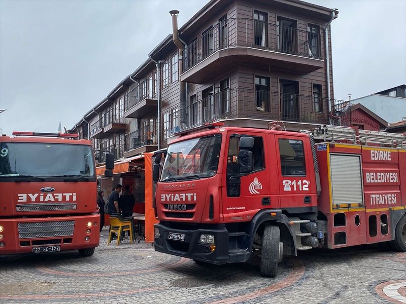 Edirne'de Döner Dükkanında Baca Yangını İtfaiye Tarafından Söndürüldü