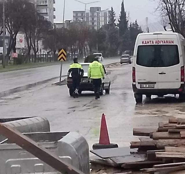 Adıyaman'da Polis Ekipleri Yolda Kalan Araca Destek Verdi