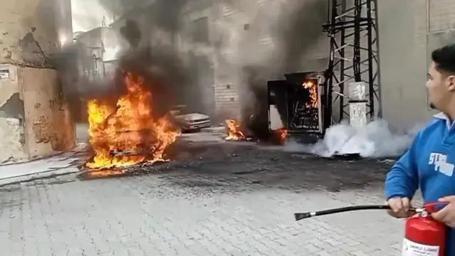 Şanlıurfa'da Elektrik Panosu Yangını Park Halindeki 3 Aracı Zarar Verdi