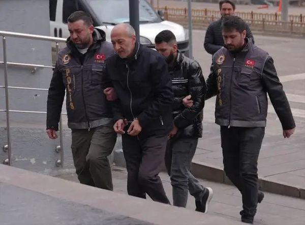 Erzurum'da Eczaneye Saldırı Güvenlik Kamerasına Yansıdı