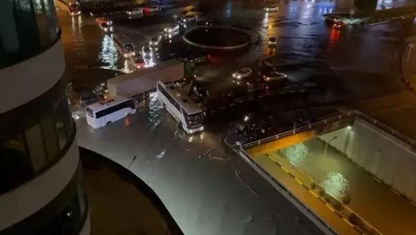 İskenderun'da Sağanak Yağış Trafikte Zorluklara Yol Açtı