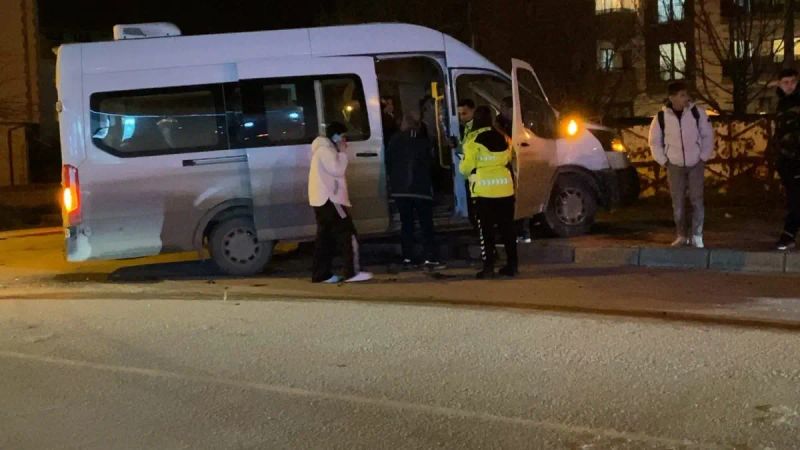 Bursa İnegöl'de Servis Minibüsü ve Otomobil Çarpıştı: 9 Kişi Yaralandı