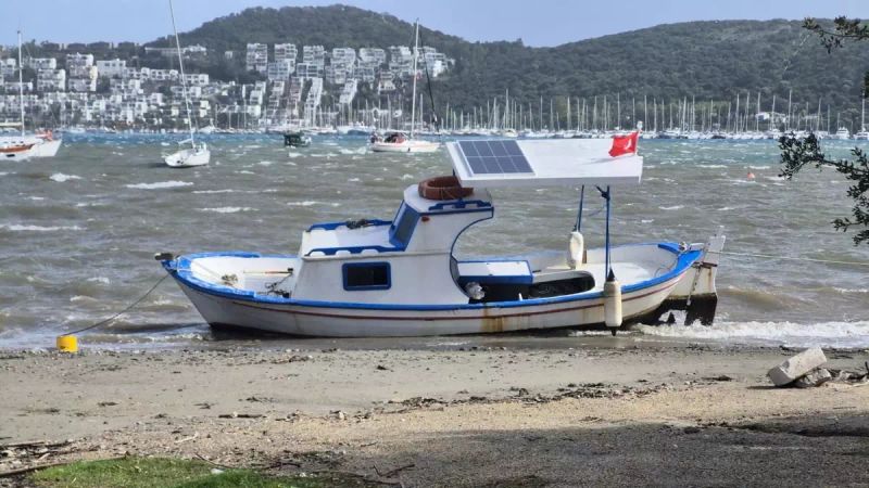 Bodrum'da Şiddetli Fırtına Ağaçları Devrip Tekneleri Karaya Oturttu