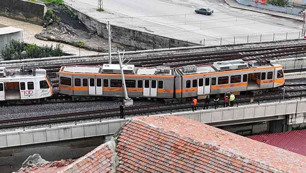 Adana'da Metro Vagonu Hareket Halindeyken Raydan Çıktı