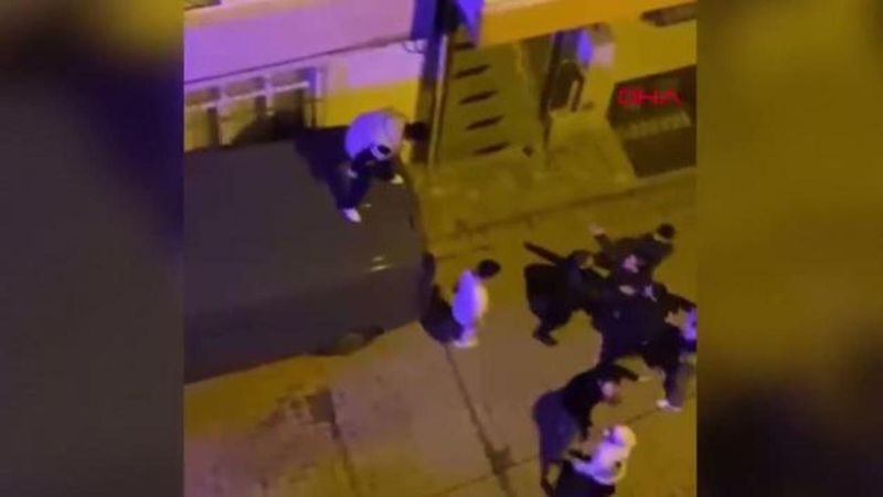 Sultangazi'deki Kavgada Yaralanan Kişi Minibüs Üzerine Çıkarak Kurtuldu