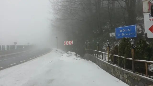 Bolu Dağı'nda Kar Yağışı ve Sis Görüş Mesafesini Düşürüyor