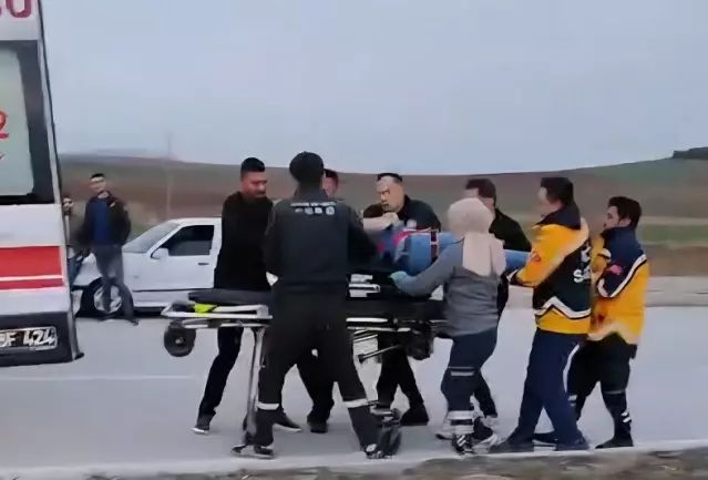 Alaca'da Elektrik Direğine Çarpan Otomobilde 3 Kişi Yaralandı