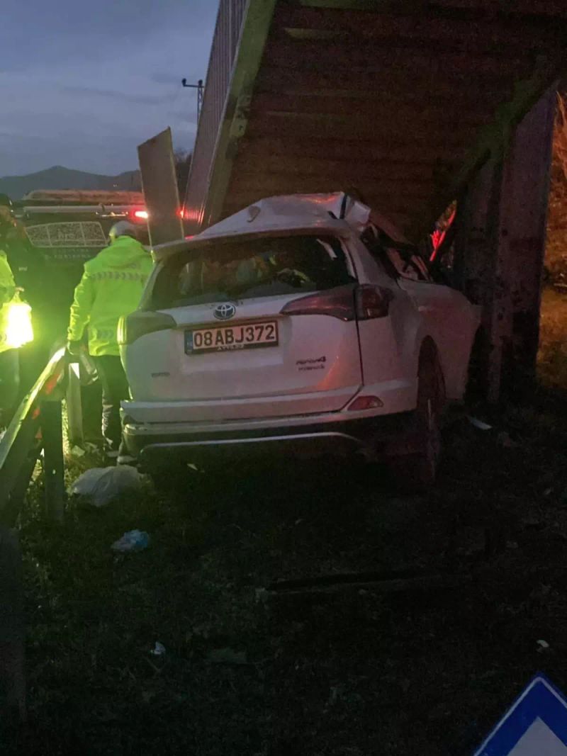 Rize’de Otomobil Bariyere ve Üst Geçit Ayağına Çarptı: Sürücü Hayatını Kaybetti, Babası Yaralı
