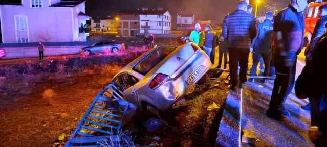 Sivas'ta Otomobil Bariyerlere Çarptı: 1 Kişi Ağır Yaralı