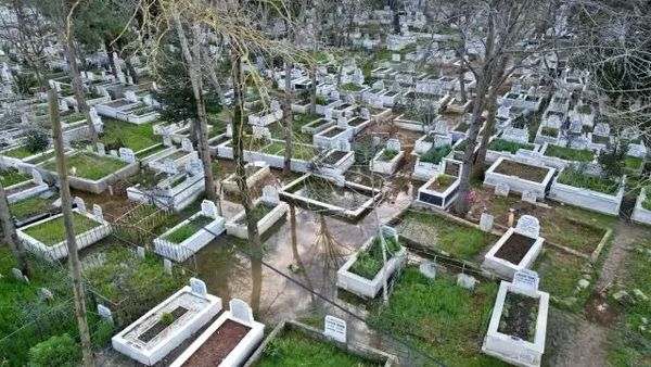 İstanbul Arnavutköy'de Boğazköy Mezarlığı Su Baskınına Maruz Kaldı