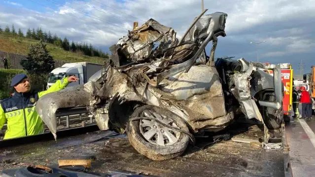 Kocaeli'de Zincirleme Trafik Kazasında 2 Kişi Hayatını Kaybetti