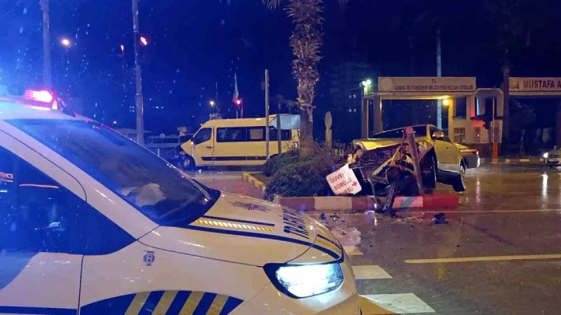 Adana Kozan'da Minibüs ve Otomobil Çarpıştı: 4 Kişi Yaralandı