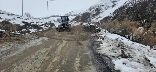 Hakkari'de Yağışların Zarar Verdiği Köy Yolu Onarıldı