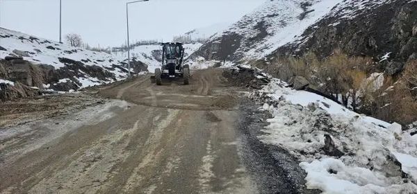 Hakkari'de Yağışların Zarar Verdiği Köy Yolu Onarıldı
