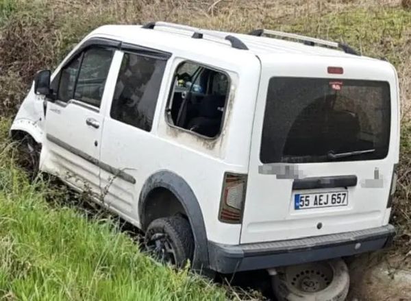 Bafra'da Hafif Ticari Araç Su Kanalına Düştü, Sürücü Yaralandı