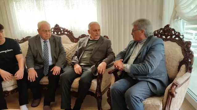 Binali Yıldırım, İzmir'deki Taziye Ziyaretinde Acılı Aileye Destek Verdi