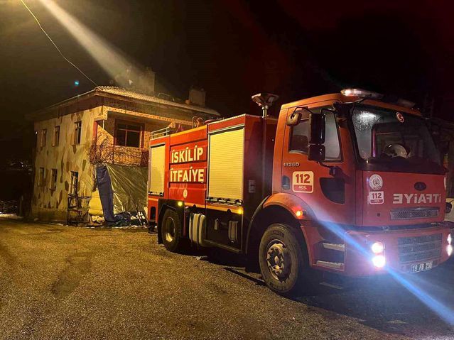 Çorum İskilip'te Ev Bacasında Çıkan Yangın Hızla Söndürüldü