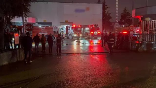 Başiskele’de Raf Fabrikasında Çıkan Yangın Kontrol Altına Alındı