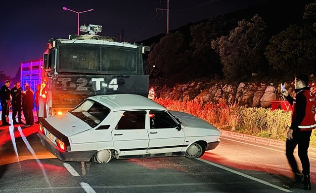Bodrum'da TOMA ile otomobilin çarpıştığı kaza sonrası ulaşım kontrollü sağlandı