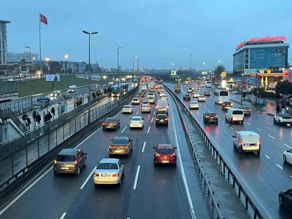 İstanbul'da Bayram Sonrası İlk Gün Sabah Trafiği Yoğunlaştı