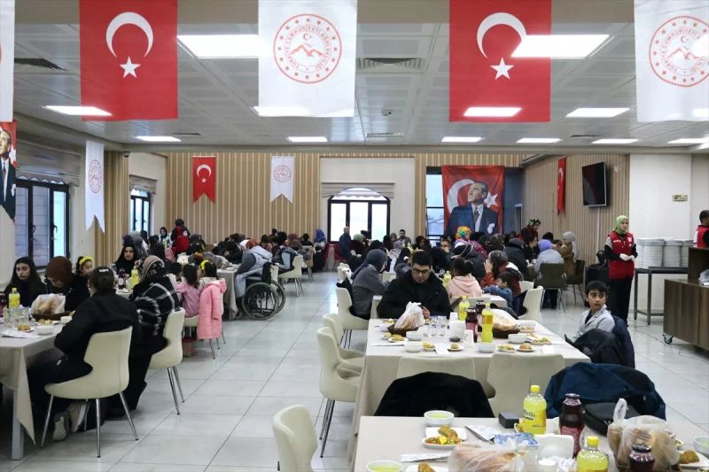 Ağrı Valisi ve Eşi Yetim Çocuklarla İftar Programında Buluştu