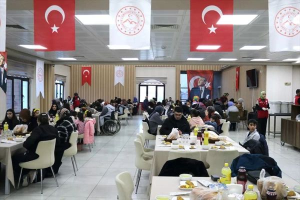 Ağrı Valisi ve Eşi Yetim Çocuklarla İftar Programında Buluştu