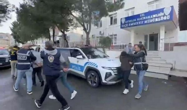 Ayvalık'ta 37 Kaçak Göçmen ve 6 Organizatör Polis Tarafından Yakalandı