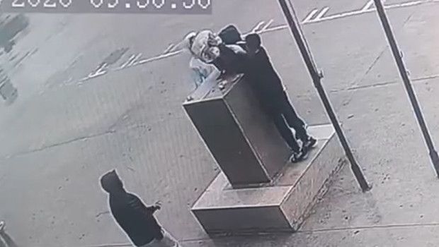 Fırtınada Atatürk Büstünü Korumak İçin Nöbet Tutan Çocuklar Kamerada