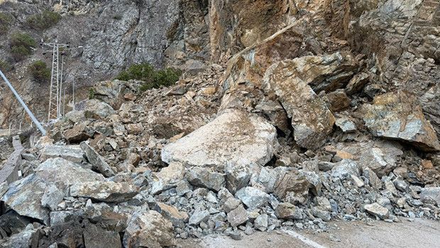 Gümüşhane'deki Heyelan Sebebiyle İki İl Arasındaki Yol Trafiğe Kapatıldı
