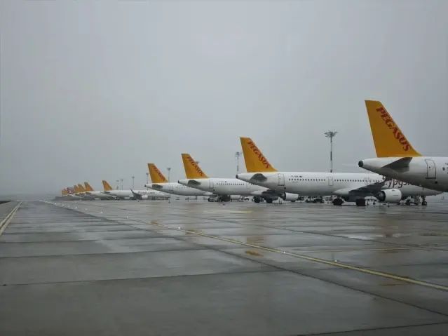 İstanbul'da Kötü Hava Koşulları Uçuşlarda Aksamalara Neden Oldu